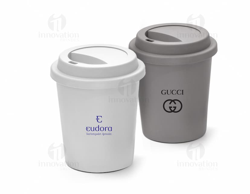 Copo de viagem 350ml c/ tampa em metal e plástico na cor preta e prateada, design industrial, com tampa fechada e capacidade para líquidos quentes.