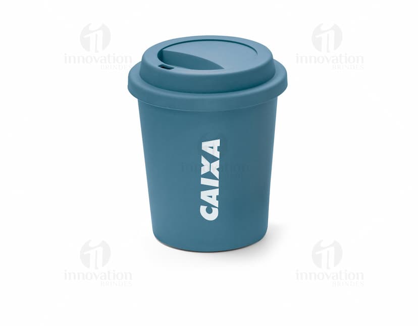 Copo de viagem 350ml c/ tampa em metal e plástico na cor preta e prateada, design industrial, com tampa fechada e capacidade para líquidos quentes.