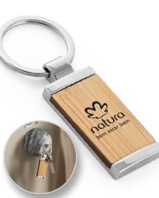 Chaveiro de bambu com revestimento metálico, design elegante e resistente. Ideal para carregar chaves com segurança e estilo.