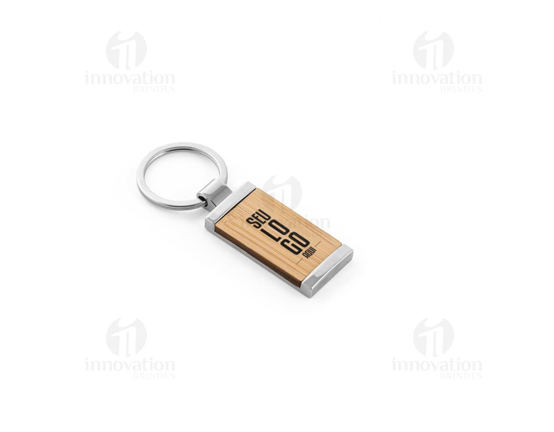 Chaveiro de bambu com revestimento metálico, design elegante e resistente. Ideal para carregar chaves com segurança e estilo.