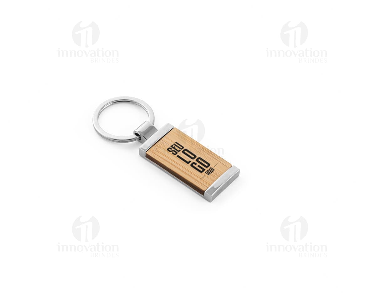Chaveiro de bambu com revestimento metálico, design elegante e resistente. Ideal para carregar chaves com segurança e estilo.