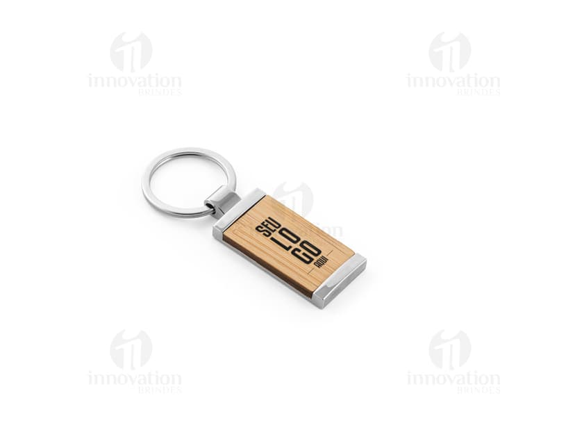 Chaveiro de bambu com revestimento metálico, design elegante e resistente. Ideal para carregar chaves com segurança e estilo.