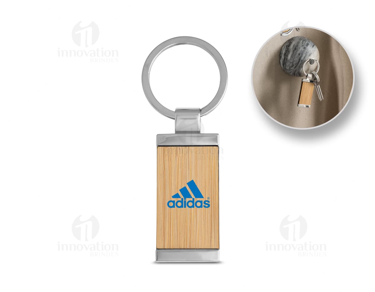 Chaveiro de bambu com revestimento metálico, design elegante e resistente. Ideal para carregar chaves com segurança e estilo.