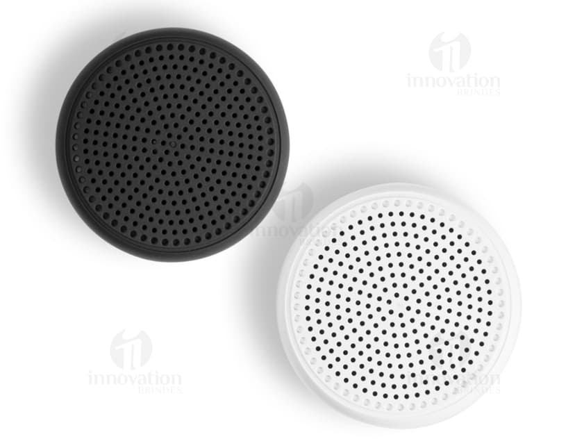 Caixa de som preta de alta tecnologia para estúdio musical, com design retro e acabamento em metal cromado. Aproveite para gravar suas músicas com qualidade e estilo. Ideal para karaoke e performances ao vivo. Adquira já a sua!