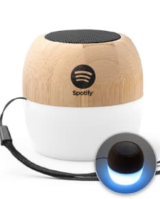 Caixa de som moderna com design de bambu, equipada com tecnologia LED e Bluetooth v5.0. Aparelho de áudio de alta qualidade, com acabamento em prata e preto. Ideal para estúdios de música e entretenimento, com sistema de som estéreo e alto-falantes de alto desempenho. Perfeito para reproduzir músicas com qualidade e potência, seja em casa ou em eventos.