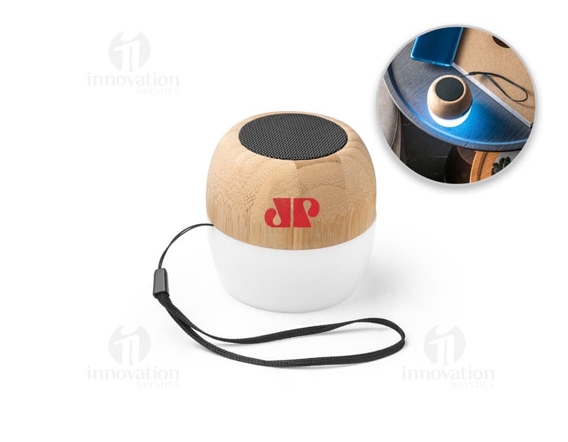 Caixa de som moderna com design de bambu, equipada com tecnologia LED e Bluetooth v5.0. Aparelho de áudio de alta qualidade, com acabamento em prata e preto. Ideal para estúdios de música e entretenimento, com sistema de som estéreo e alto-falantes de alto desempenho. Perfeito para reproduzir músicas com qualidade e potência, seja em casa ou em eventos.