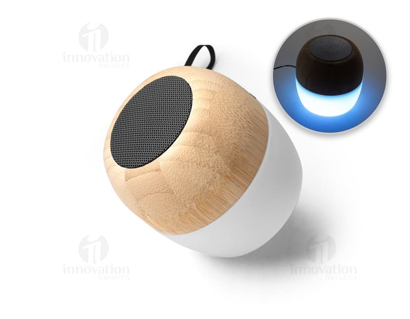 Caixa de som moderna com design de bambu, equipada com tecnologia LED e Bluetooth v5.0. Aparelho de áudio de alta qualidade, com acabamento em prata e preto. Ideal para estúdios de música e entretenimento, com sistema de som estéreo e alto-falantes de alto desempenho. Perfeito para reproduzir músicas com qualidade e potência, seja em casa ou em eventos.
