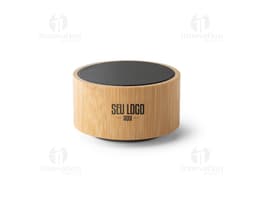 : Caja de sonido de bambú y ABS con Bluetooth versión 5.0 en primer plano, sobre una tabla de cortar. El objeto es metálico