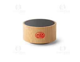 : Caja de sonido de bambú y ABS con Bluetooth versión 5.0 en primer plano, sobre una tabla de cortar. El objeto es metálico