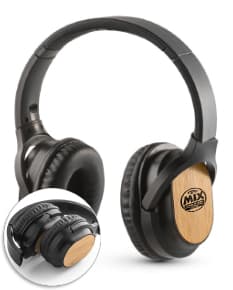 Fone de ouvido sem fio feito de bambu e ABS, mostrando a tecnologia sem fio, conexões e plugs, com design moderno em preto e detalhes em metal, ideal para ouvir música e realizar chamadas com qualidade de som.