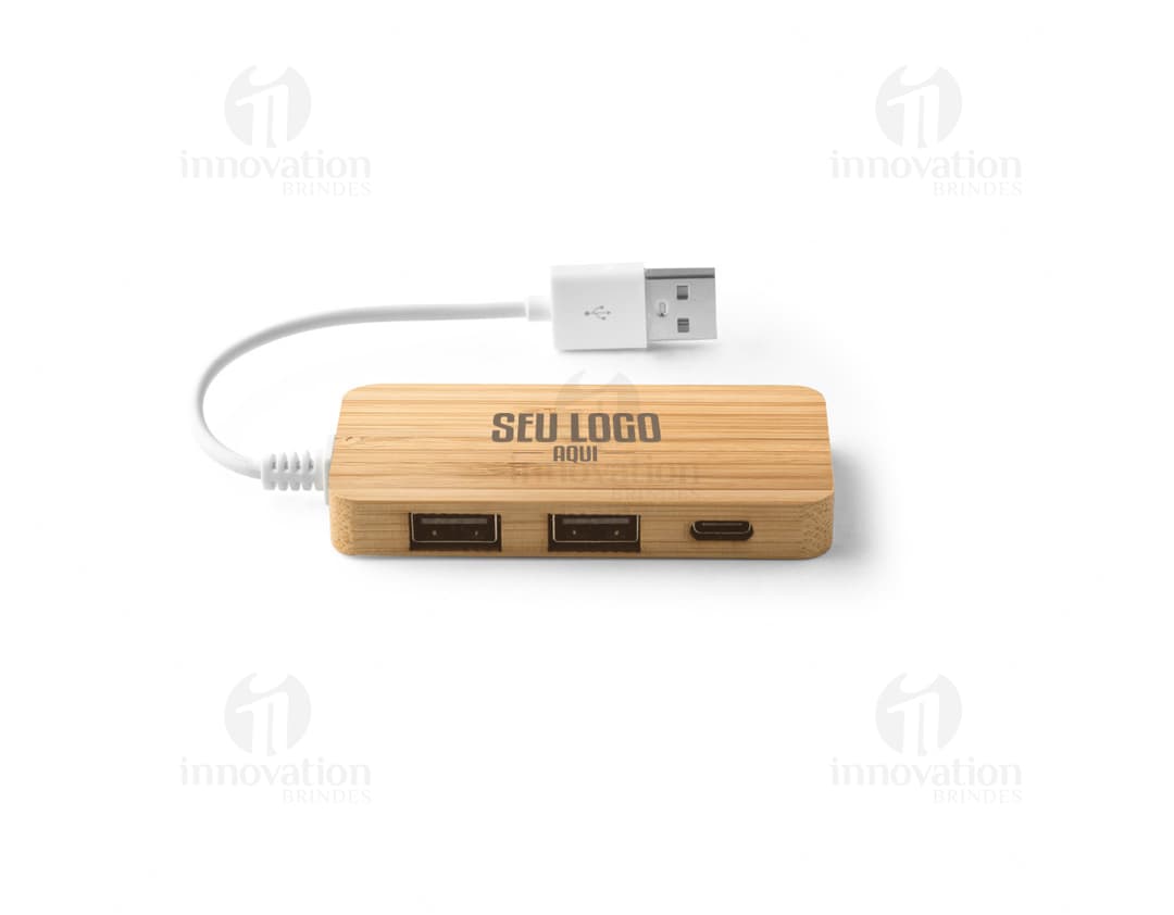 Hub em bambu com conexões para diversos equipamentos eletrónicos, como computador, modem, router, entre outros. Feito de