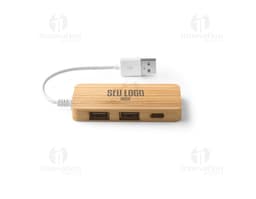 Hub em bambu com conexões para diversos equipamentos eletrónicos, como computador, modem, router, entre outros. Feito de