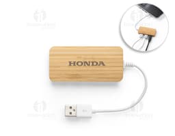 Hub em bambu com conexões para diversos equipamentos eletrónicos, como computador, modem, router, entre outros. Feito de