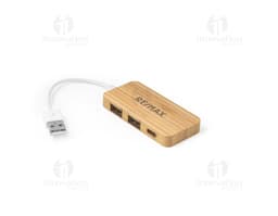 Hub em bambu com conexões para diversos equipamentos eletrónicos, como computador, modem, router, entre outros. Feito de