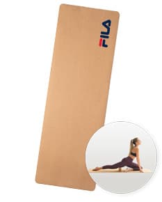 Tapete de yoga dobrado em cor azul, sobre um fundo branco.