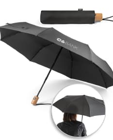 Guarda-chuva rPET pongee com pega, apresentado em uma caixa de presente colorida com laço. O guarda-chuva é brilhante e possui uma decoração festiva.