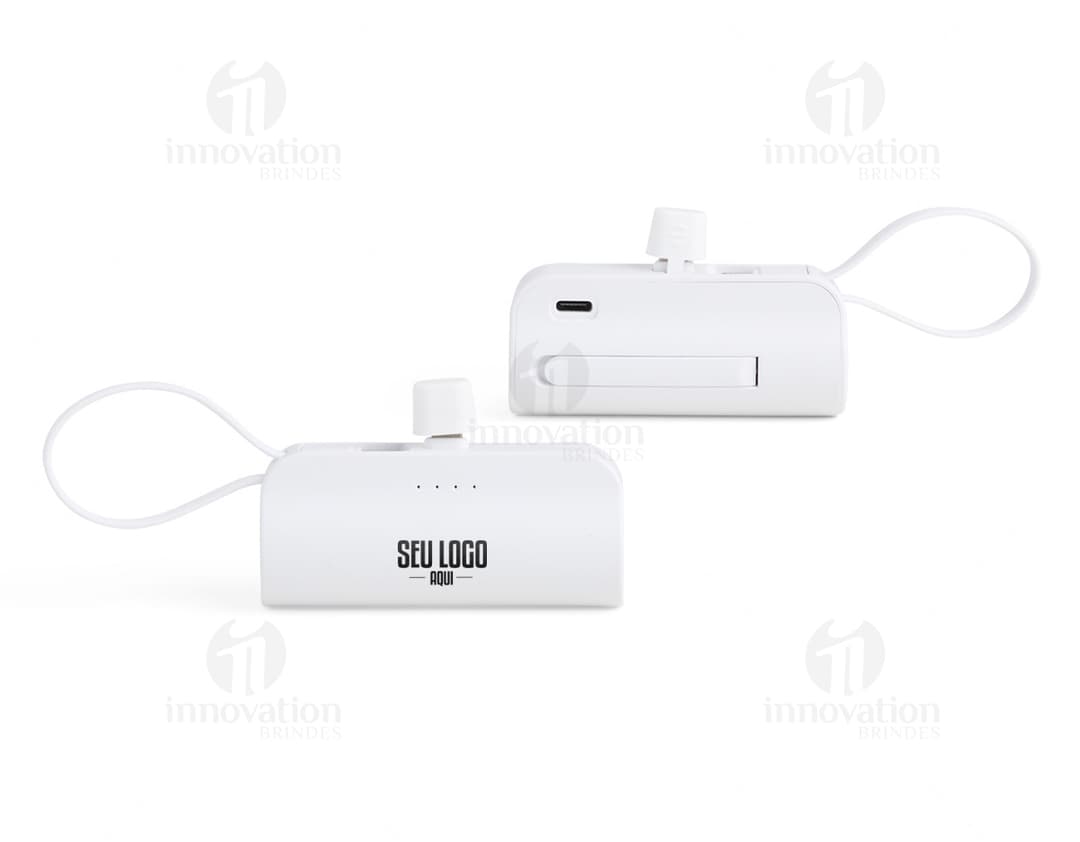 Power bank 5.000mAh c/ suporte em formato 3D. O carregador portátil possui conexão USB, feito de plástico com acabamento
