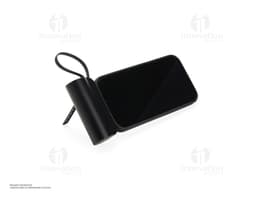 Power bank 5.000mAh c/ suporte em formato 3D. O carregador portátil possui conexão USB, feito de plástico com acabamento