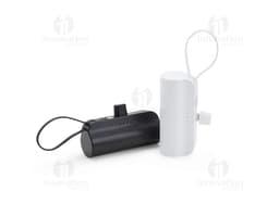 Power bank 5.000mAh c/ suporte em formato 3D. O carregador portátil possui conexão USB, feito de plástico com acabamento