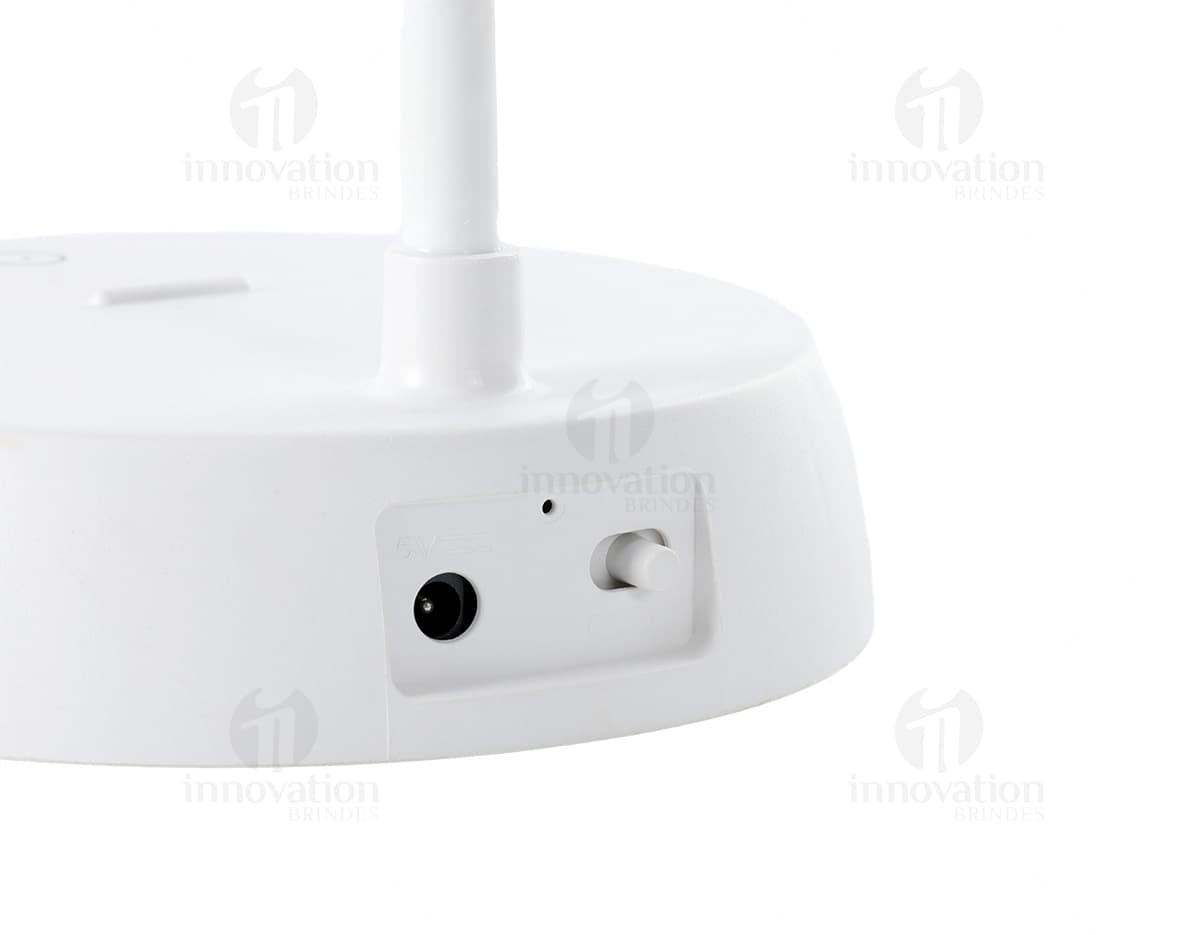 Luminária articulável de design moderno para iluminar seu ambiente de trabalho ou estudo. Com tecnologia avançada, é o acessório perfeito para sua mesa de escritório. Garanta já a sua e aumente sua produtividade!