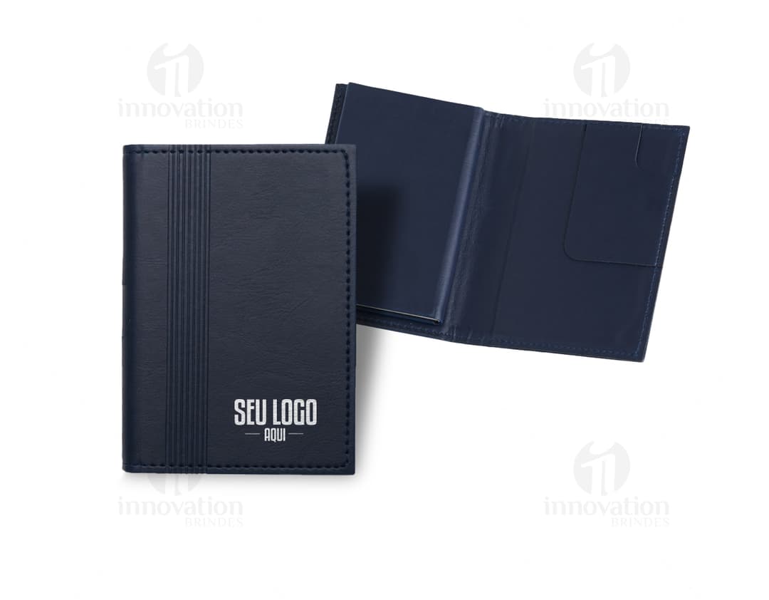 Block-notes avec porte-stylo dans un bureau vide. Le carnet est ouvert sur une page blanche et à côté se trouve un