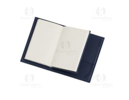 Block-notes avec porte-stylo dans un bureau vide. Le carnet est ouvert sur une page blanche et à côté se trouve un