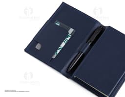Block-notes avec porte-stylo dans un bureau vide. Le carnet est ouvert sur une page blanche et à côté se trouve un
