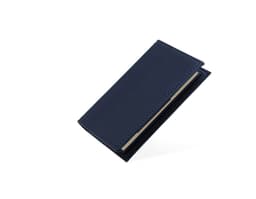 Block-notes avec porte-stylo dans un bureau vide. Le carnet est ouvert sur une page blanche et à côté se trouve un