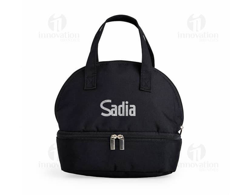 Bolsa Térmica 6 Litros - Mantenha seus alimentos frescos por mais tempo com essa bolsa moderna e elegante. Perfeita para viagens, passeios e até mesmo para levar marmitas para o trabalho. Com design casual e alça ajustável, é o acessório ideal para quem busca praticidade e estilo. Compre já a sua! #bolsatermica #bolsadeviagem #acessorios #moda #praticidade #estilo #viagem #trabalho