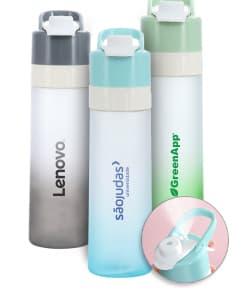 Squeeze bicolor 650ml c/ borrifador em plástico transparente, design elegante e curvo, contendo líquido perfumado. O objeto possui tampa de metal prateada e é ideal para cuidados pessoais e higiene diária. Adequado para uso no banheiro, spa ou casa, proporcionando praticidade e frescor.