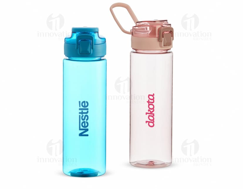 Squeeze plástico transparente de 700ml, perfeito para armazenar líquidos como água, sucos ou até mesmo bebidas alcoólicas. O design é elegante, com tampa preta e corpo em plástico resistente e higiênico. Ideal para levar para a academia, trabalho ou escola.