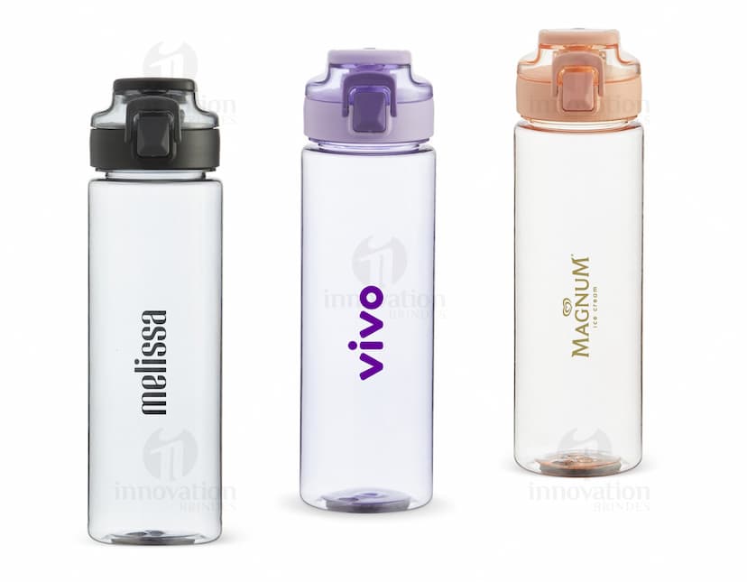 Squeeze plástico transparente de 700ml, perfeito para armazenar líquidos como água, sucos ou até mesmo bebidas alcoólicas. O design é elegante, com tampa preta e corpo em plástico resistente e higiênico. Ideal para levar para a academia, trabalho ou escola.
