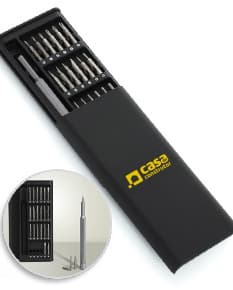 Kit ferramenta 25 peças com estojo preto, contendo equipamentos de tecnologia, como notebook, servidor e computador desktop. O estojo possui design moderno e é feito de plástico resistente. Ideal para armazenar e organizar informações e documentos de forma segura.