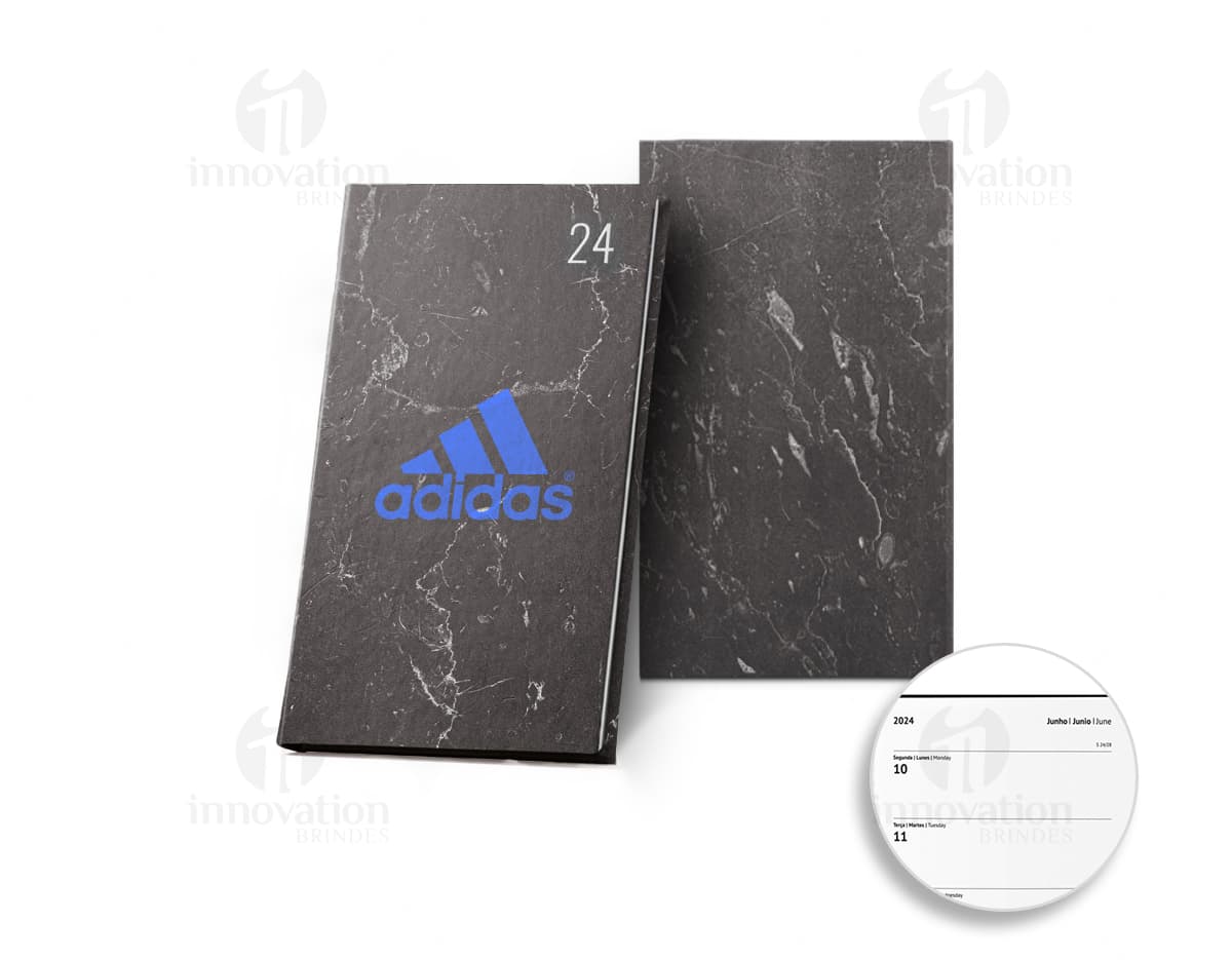 Agenda 2024 de couro marrom vintage com espaço em branco, perfeita para organizar seus compromissos de negócios. Ideal para escritórios, escolas e uso pessoal. Mantenha-se organizado com este elegante item de papelaria. Compre agora!