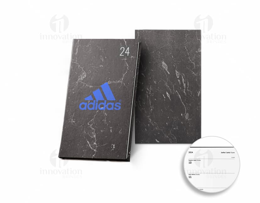 Agenda 2024 de couro marrom vintage com espaço em branco, perfeita para organizar seus compromissos de negócios. Ideal para escritórios, escolas e uso pessoal. Mantenha-se organizado com este elegante item de papelaria. Compre agora!