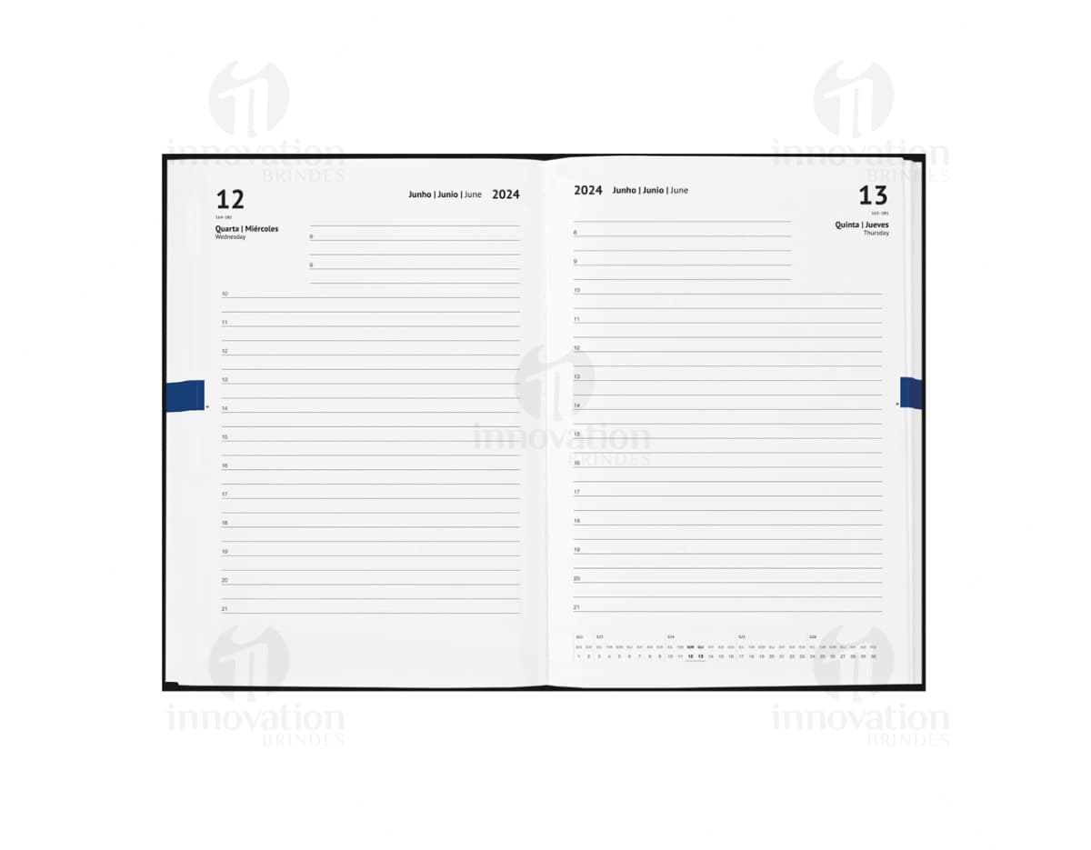 Agenda A5 rPET com bolso frontal para escrita e organização de compromissos, com design moderno e clean. Ideal para uso diário no escritório ou em casa, com espaço para notas e lembretes. Possui capa preta e textura vintage, representando um produto prático e funcional para o dia a dia.