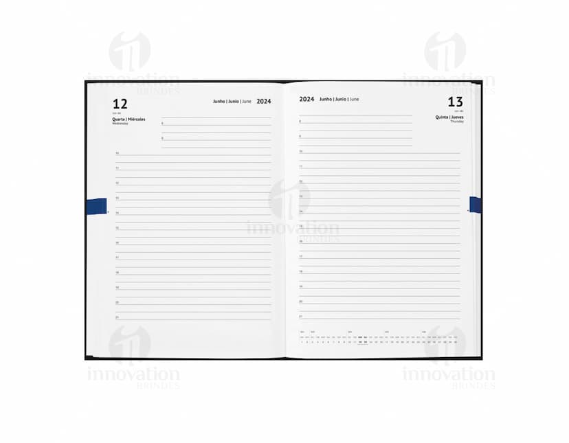 Agenda A5 rPET com bolso frontal para escrita e organização de compromissos, com design moderno e clean. Ideal para uso diário no escritório ou em casa, com espaço para notas e lembretes. Possui capa preta e textura vintage, representando um produto prático e funcional para o dia a dia.