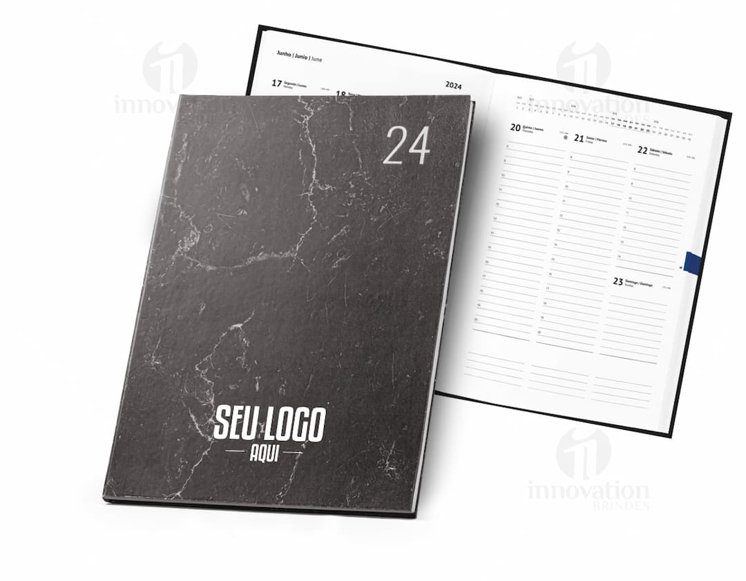 Notebook de capa rígida B5, com páginas em branco, ideal para anotações e organização de compromissos. O design vintage e detalhes em preto conferem um toque elegante ao dispositivo de escrita e armazenamento de informações. Excelente para uso no escritório, escola ou em reuniões de negócios.
