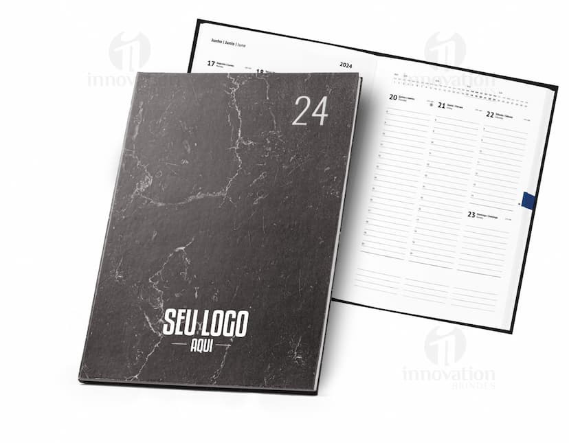 Notebook de capa rígida B5, com páginas em branco, ideal para anotações e organização de compromissos. O design vintage e detalhes em preto conferem um toque elegante ao dispositivo de escrita e armazenamento de informações. Excelente para uso no escritório, escola ou em reuniões de negócios.