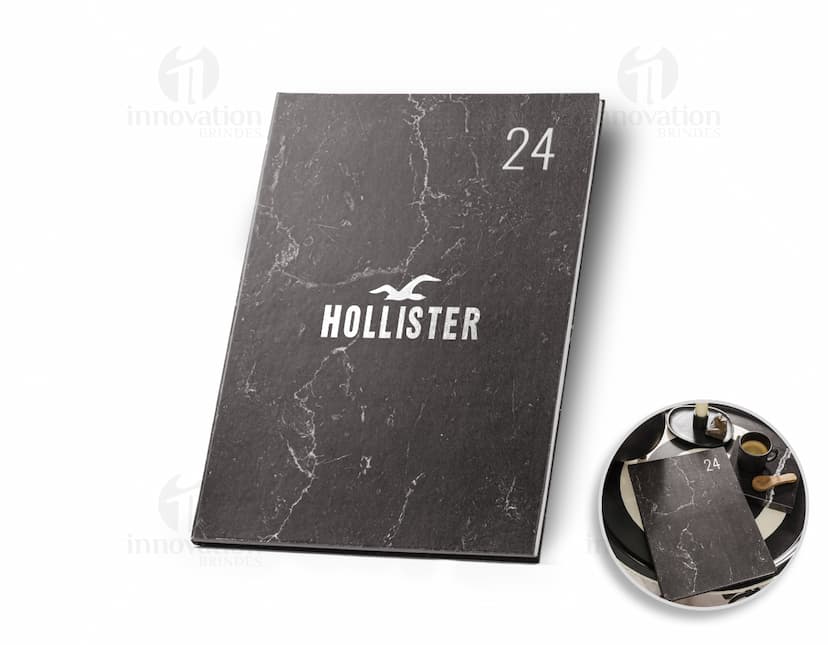 Notebook de capa rígida B5, com páginas em branco, ideal para anotações e organização de compromissos. O design vintage e detalhes em preto conferem um toque elegante ao dispositivo de escrita e armazenamento de informações. Excelente para uso no escritório, escola ou em reuniões de negócios.