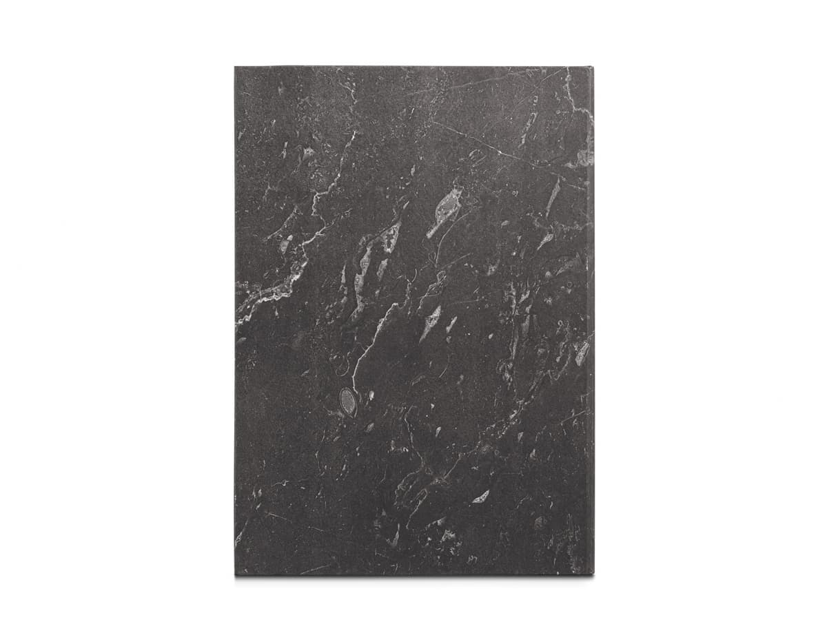 Notebook de capa rígida B5, com páginas em branco, ideal para anotações e organização de compromissos. O design vintage e detalhes em preto conferem um toque elegante ao dispositivo de escrita e armazenamento de informações. Excelente para uso no escritório, escola ou em reuniões de negócios.