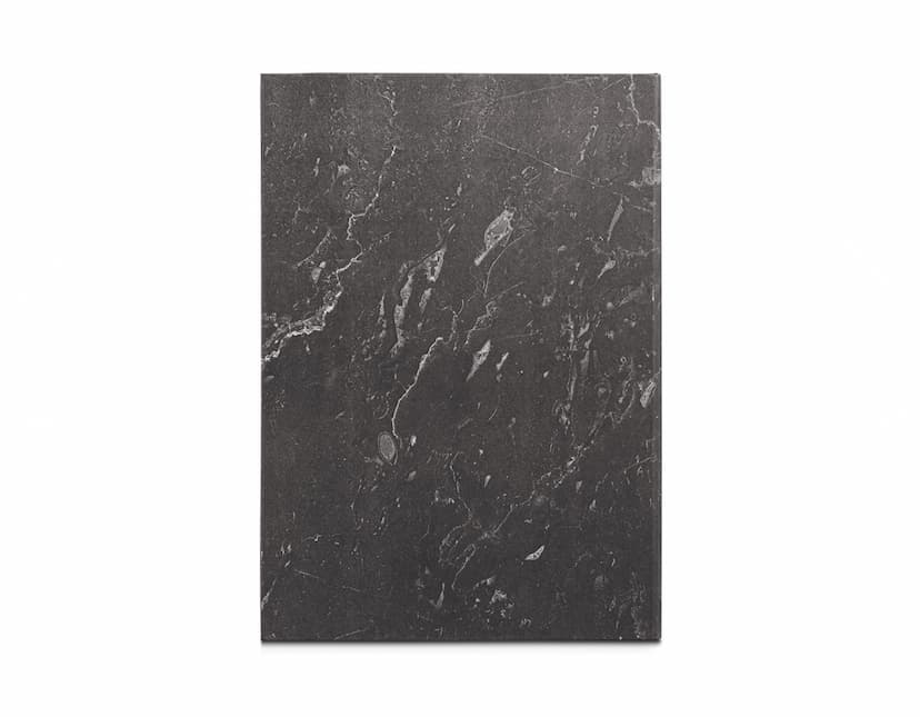Notebook de capa rígida B5, com páginas em branco, ideal para anotações e organização de compromissos. O design vintage e detalhes em preto conferem um toque elegante ao dispositivo de escrita e armazenamento de informações. Excelente para uso no escritório, escola ou em reuniões de negócios.