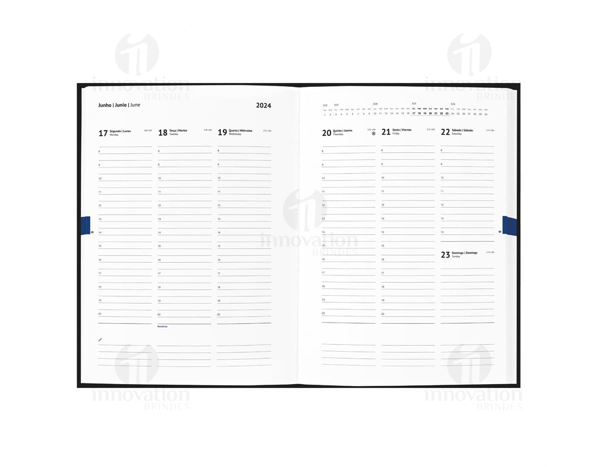 Notebook de capa rígida B5, com páginas em branco, ideal para anotações e organização de compromissos. O design vintage e detalhes em preto conferem um toque elegante ao dispositivo de escrita e armazenamento de informações. Excelente para uso no escritório, escola ou em reuniões de negócios.