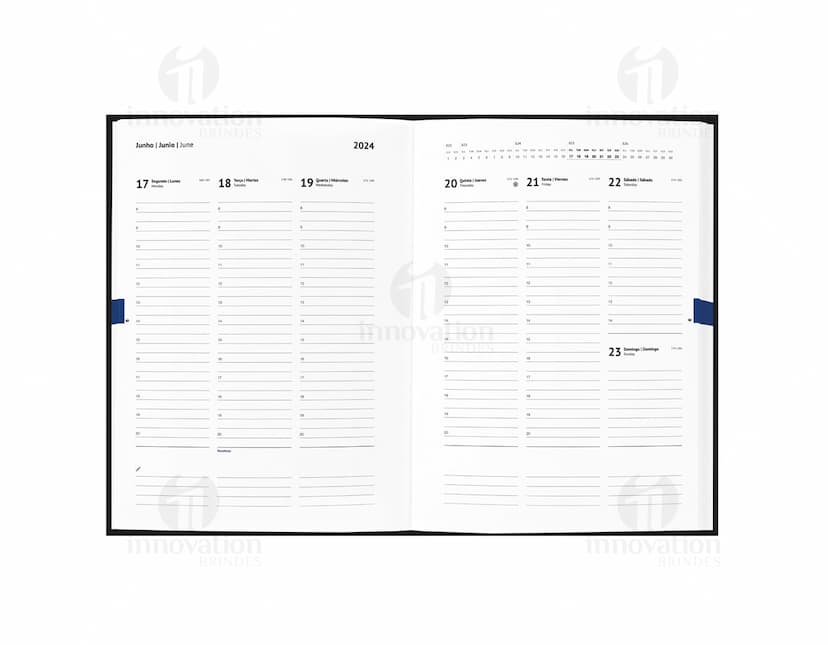 Notebook de capa rígida B5, com páginas em branco, ideal para anotações e organização de compromissos. O design vintage e detalhes em preto conferem um toque elegante ao dispositivo de escrita e armazenamento de informações. Excelente para uso no escritório, escola ou em reuniões de negócios.