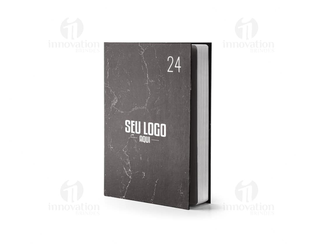 Agenda A5 com capa rígida em branco, folha de papel em branco, janela em forma de nota, design moderno e espaço para escrever. Perfeito para uso no escritório, escola ou em casa. Ideal para organizar compromissos, fazer anotações e planejar o dia. Estilo vintage, com textura retro e elementos gráficos. Diário de alta qualidade com espiral preto e linhas para facilitar a escrita. Ideal para qualquer idade e como um item de coleção.