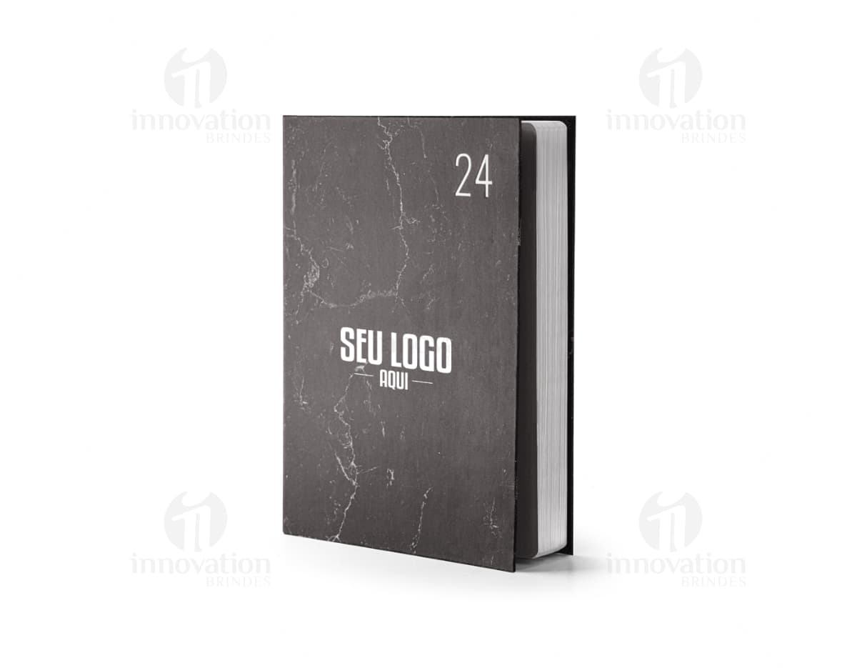 Agenda A5 com capa rígida em branco, folha de papel em branco, janela em forma de nota, design moderno e espaço para escrever. Perfeito para uso no escritório, escola ou em casa. Ideal para organizar compromissos, fazer anotações e planejar o dia. Estilo vintage, com textura retro e elementos gráficos. Diário de alta qualidade com espiral preto e linhas para facilitar a escrita. Ideal para qualquer idade e como um item de coleção.