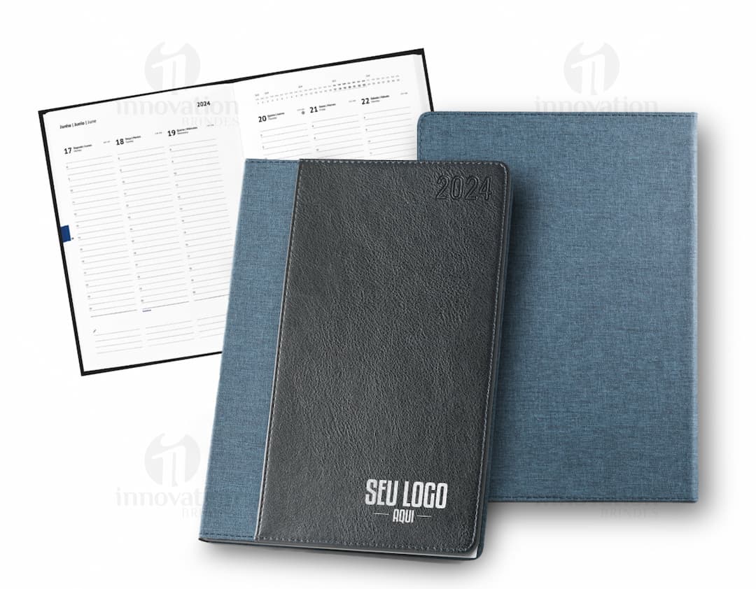 Caderno preto vintage com teclado e tela de computador aberto, carteira marrom ao lado, case de couro, ícones de dinheiro, chaves, datas, documentos, eletrodomésticos, teclas de computador, botões e ícones de informação.