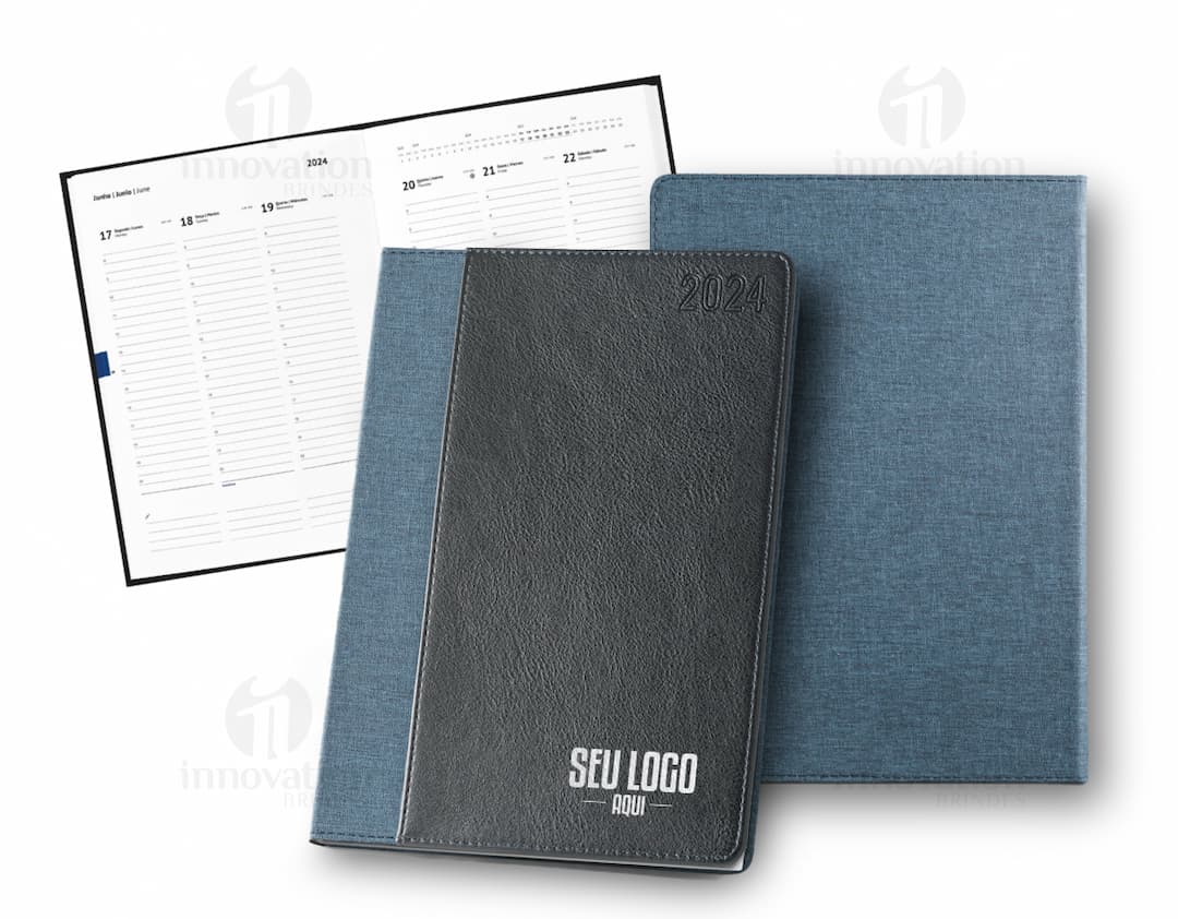 Agenda 2024 personalizada com logo | Prática e elegante, a agenda 2024 é o brinde perfeito para sua empresa. Mantenha-se organizado e promova sua marca!

Tamanho A5, capa dura, fechamento em elástico, marcador de página e folhas em papel reciclado. Garanta a sua!