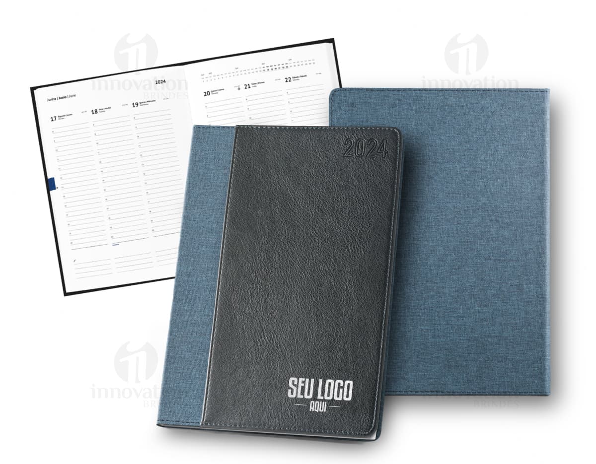 Caderno preto vintage com teclado e tela de computador aberto, carteira marrom ao lado, case de couro, ícones de dinheiro, chaves, datas, documentos, eletrodomésticos, teclas de computador, botões e ícones de informação.