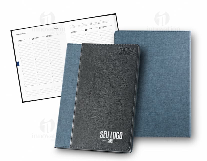 Caderno preto vintage com teclado e tela de computador aberto, carteira marrom ao lado, case de couro, ícones de dinheiro, chaves, datas, documentos, eletrodomésticos, teclas de computador, botões e ícones de informação.